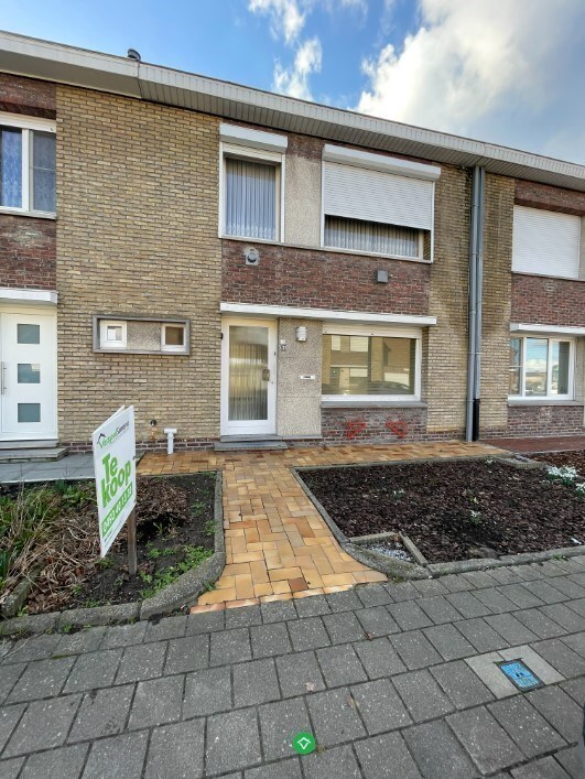 Stevige rijwoning met 3 slaapkamers met tuin en garage te Rumbeke 