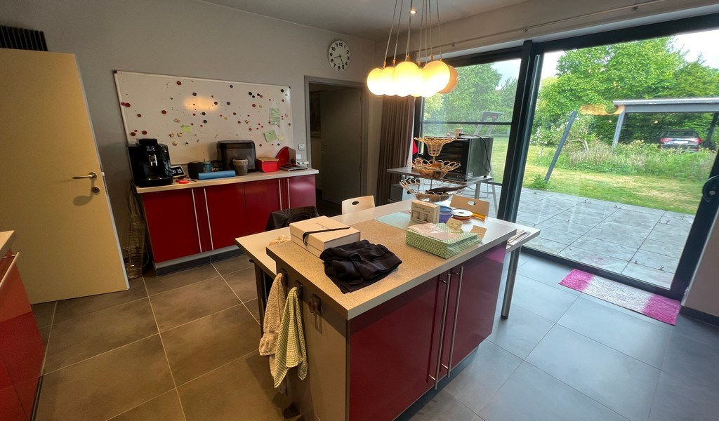 Bedrijfsgebouw met laadkades te koop in Gavere