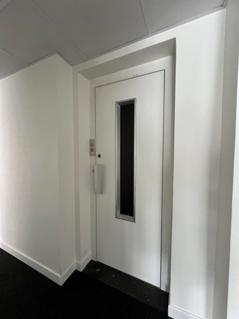 Ruim handelspand (+/- 400m&#178;) te huur gelegen op TOPLOCATIE in Geel! 
