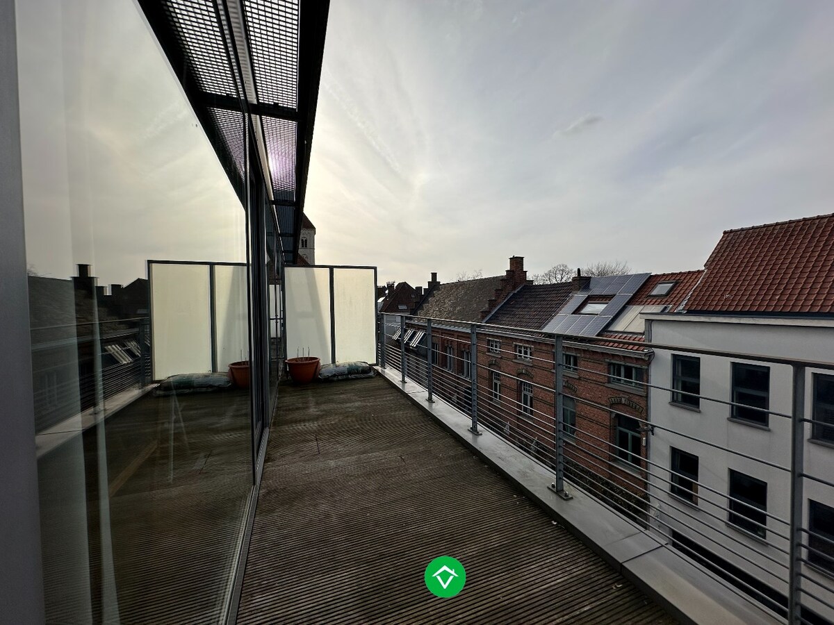 Appartement met 2 slaapkamers, 2 zonneterrassen en een autostandplaats in centrum Gent 