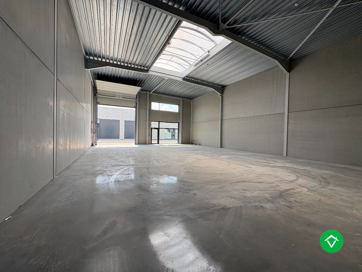 Loods te koop – 246 m&#178; met 2 parkeerplaatsen inbegrepen op de industriezone te Ichtegem 