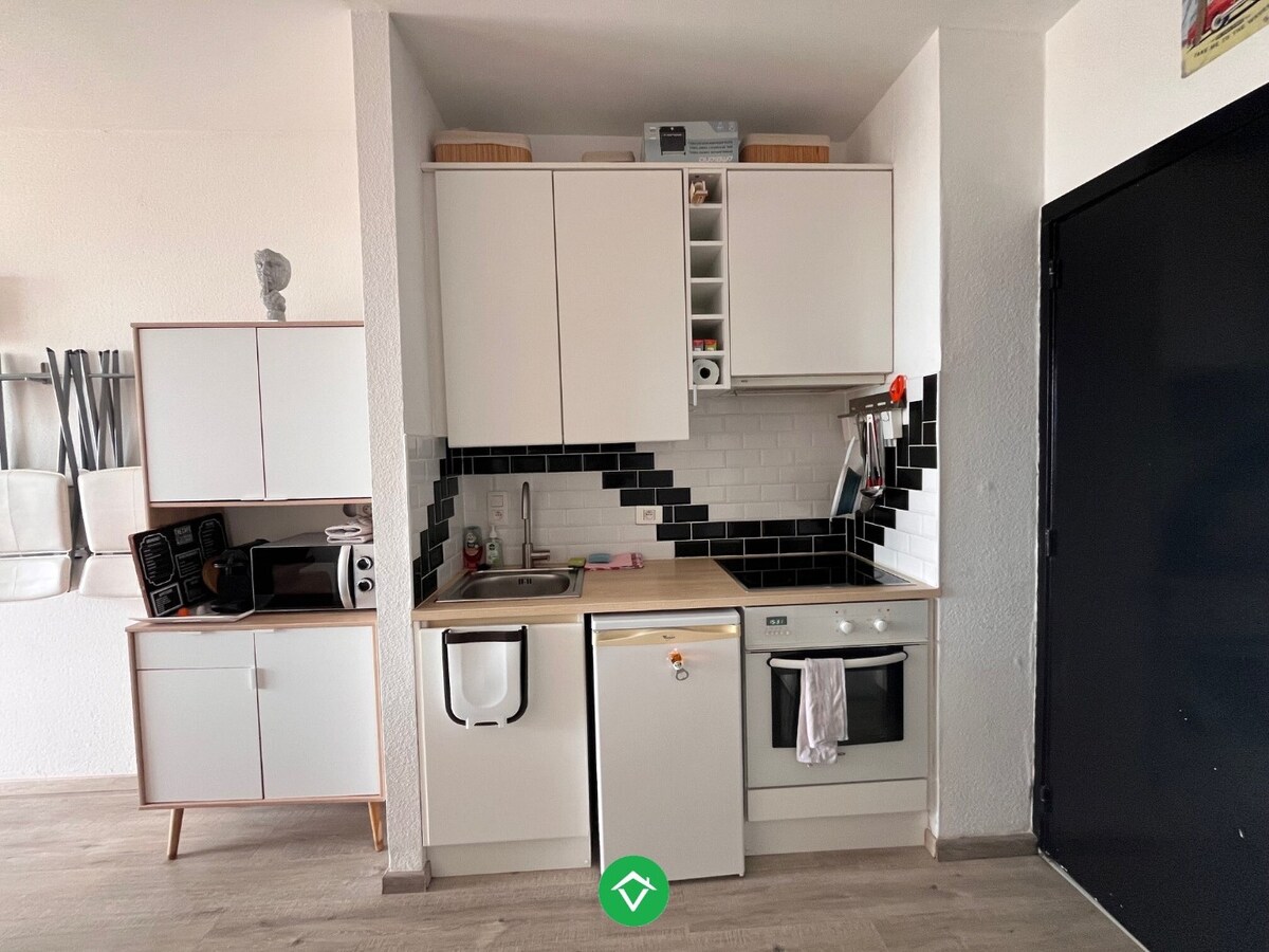 Vernieuwde gelijkvloersstudio met frontaal zeezicht, aan de dijk van Raversijde 