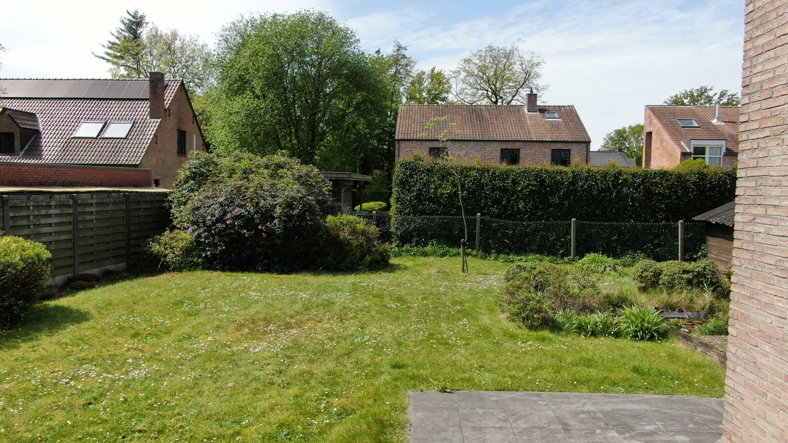 Gelijvloersvilla in de Bloemenwijk op een perceel van 779 m&#178; met ZW-tuin. 