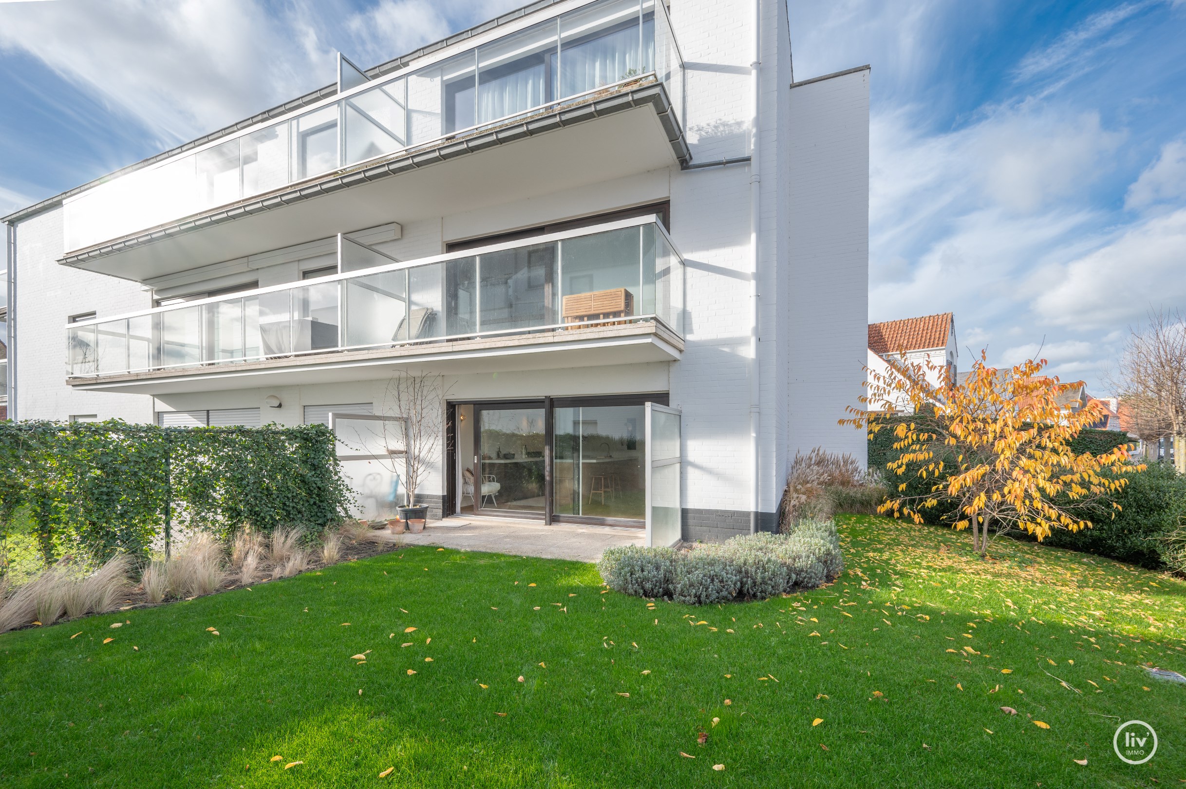 Appartement de plain-pied r&#233;nov&#233; et confortable avec un beau jardin, situ&#233; au centre de l&#39;avenue du Centenaire &#224; Knokke. 