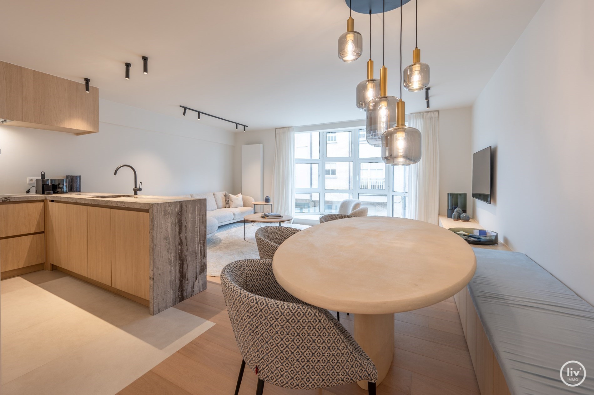 Prachtig gerenoveerd 3 slaapkamerappartement centraal gelegen vlakbij de Lippenslaan te Knokke. 