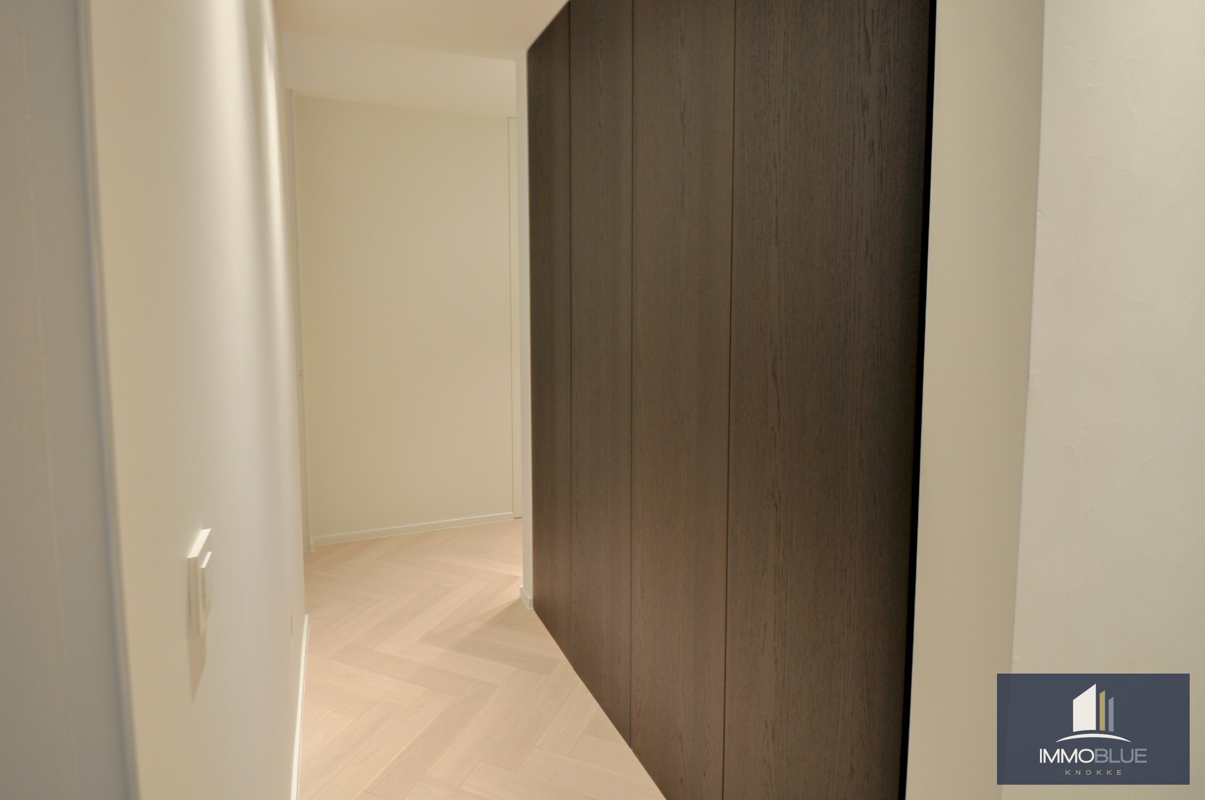 Uitzonderlijk ,tijdloos volledig gerenoveerd appartement met een open zicht . 