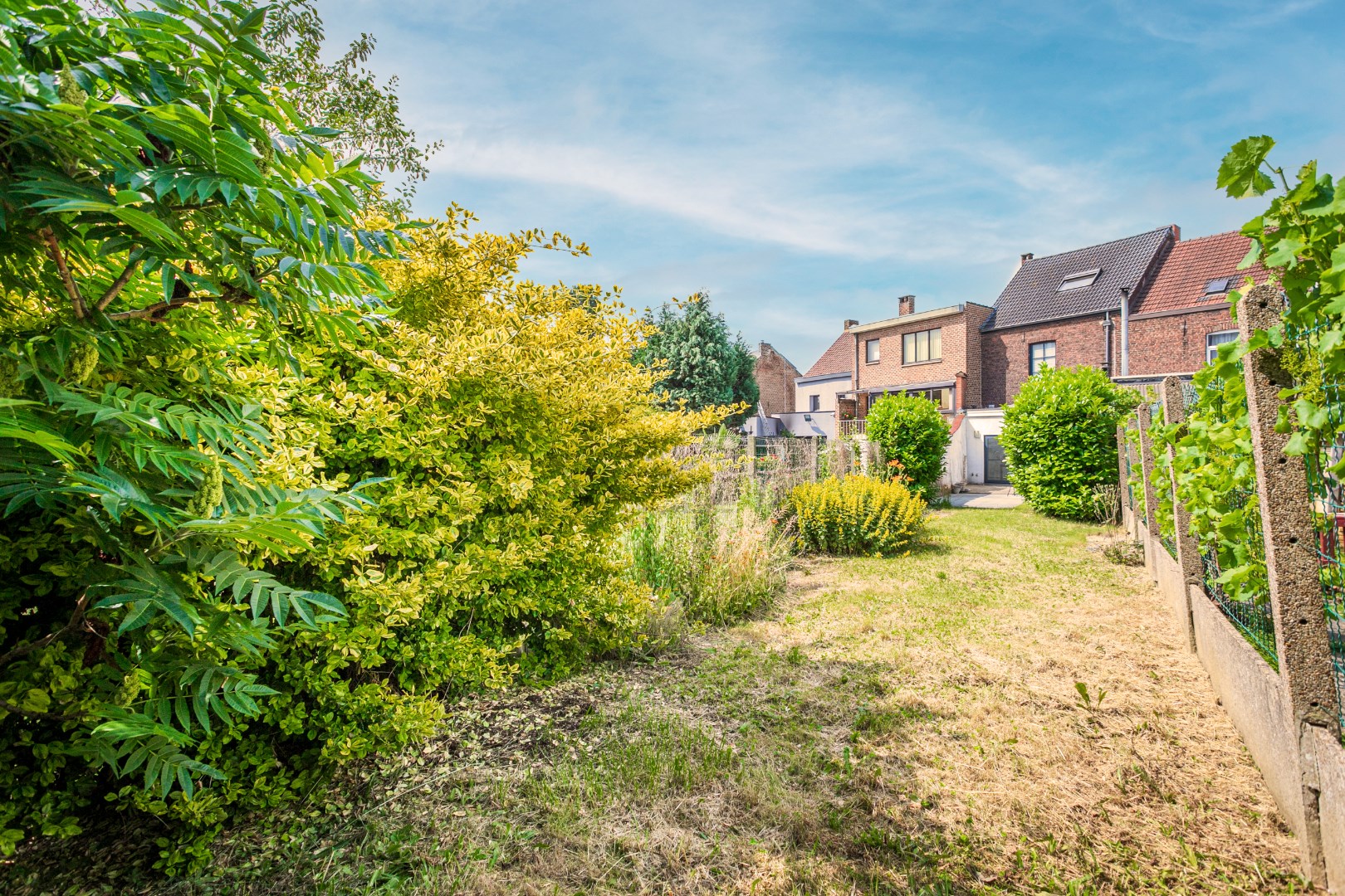 Instapklare woning met 3 slaapkamers, tuin en uitstekende ligging te Halle 