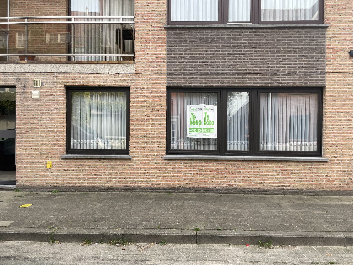 Gelijkvloers appartement op een centrale ligging met 3 slaapkamers en autostaanplaats te Roeselare 