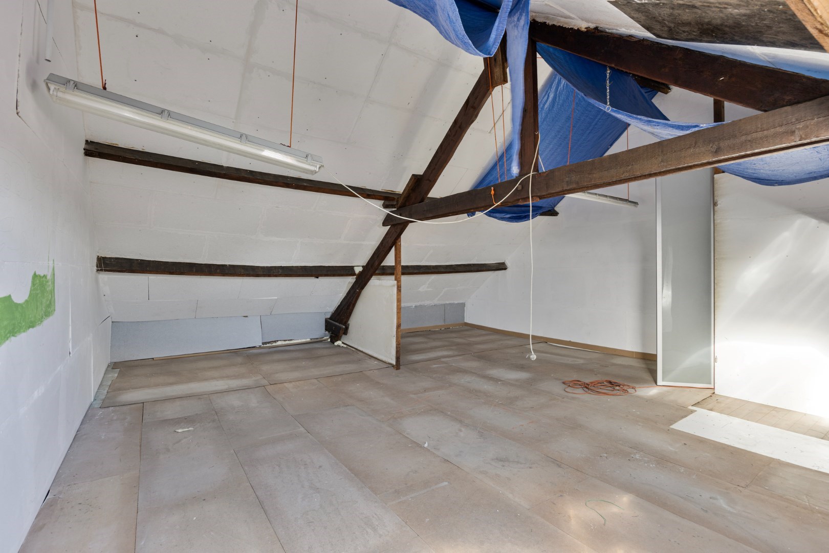 Halfopen hoekwoning met garage en dakterras op toplocatie in Kessel-Lo – renovatieproject met veel potentieel 