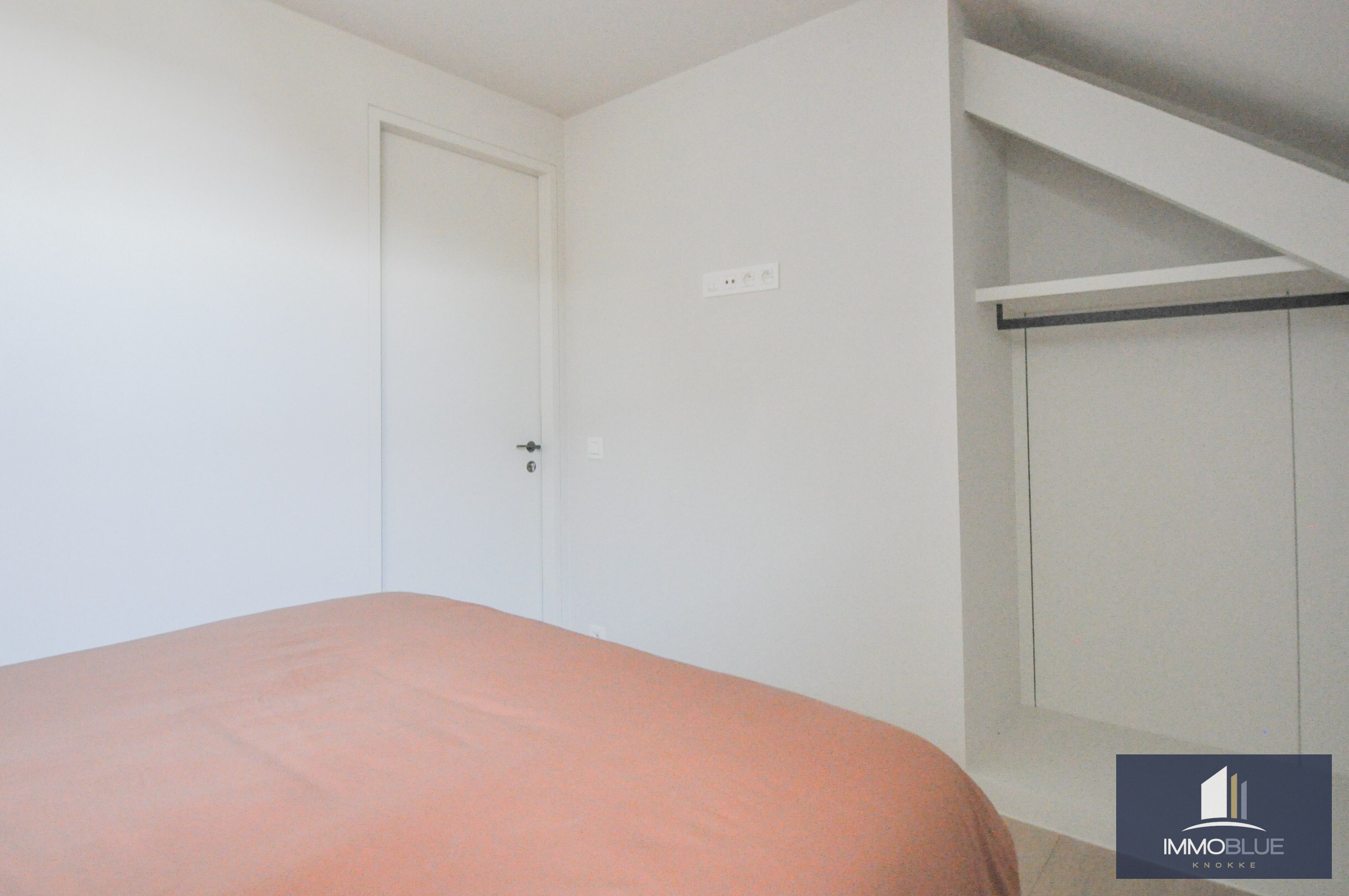 Appartement d&#39;angle enti&#232;rement r&#233;nov&#233; avec une belle vue sur le lac de la Victoire. 