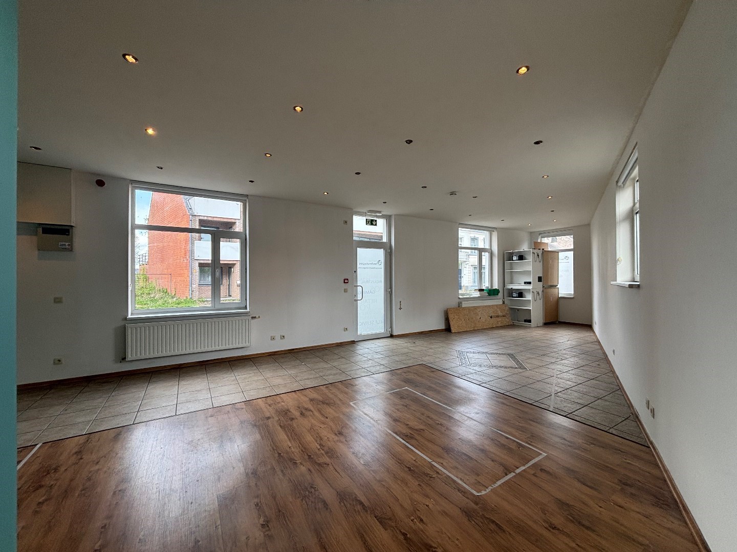 Handelsruimte met bovengelegen 2 slpk. appartement in centrum Beringen 