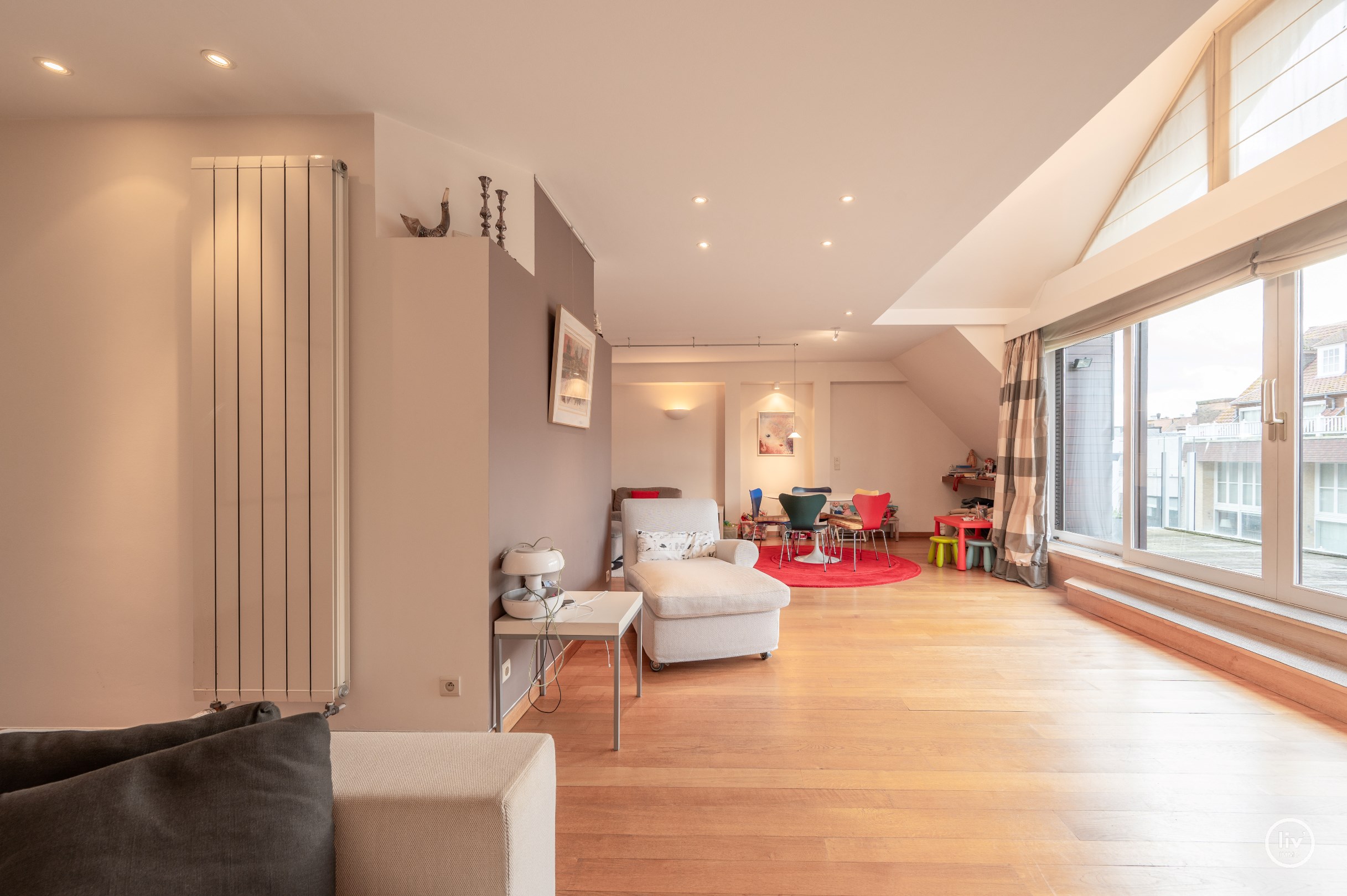 Appartement sous les toits spacieux et ensoleill&#233; (227 m2) avec environ 33m&#178; de terrasses situ&#233; au centre de Knokke, &#224; distance de marche de la digue et de la place Rubens. 