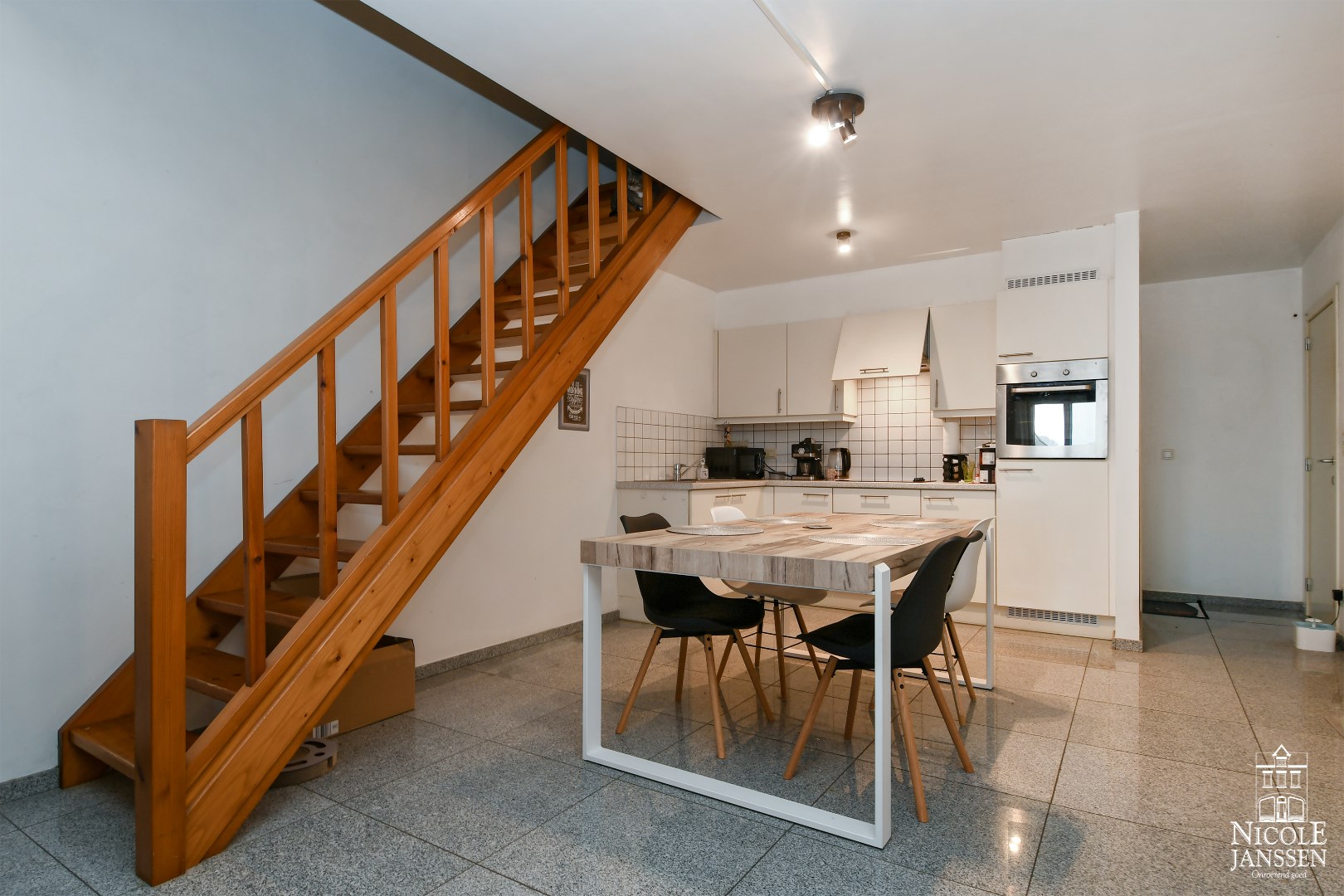 Open keuken met trap naar verdieping