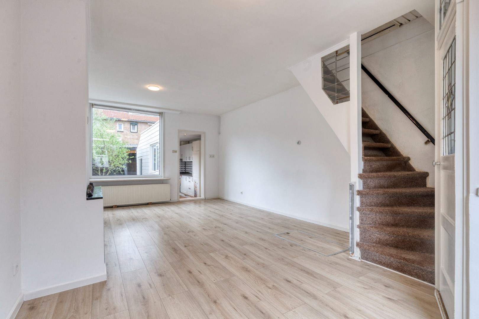 Charmante en knusse uitgebouwde jaren &#39;30 woning met tuin met kunststof kozijnen en gelegen op eigen grond! 