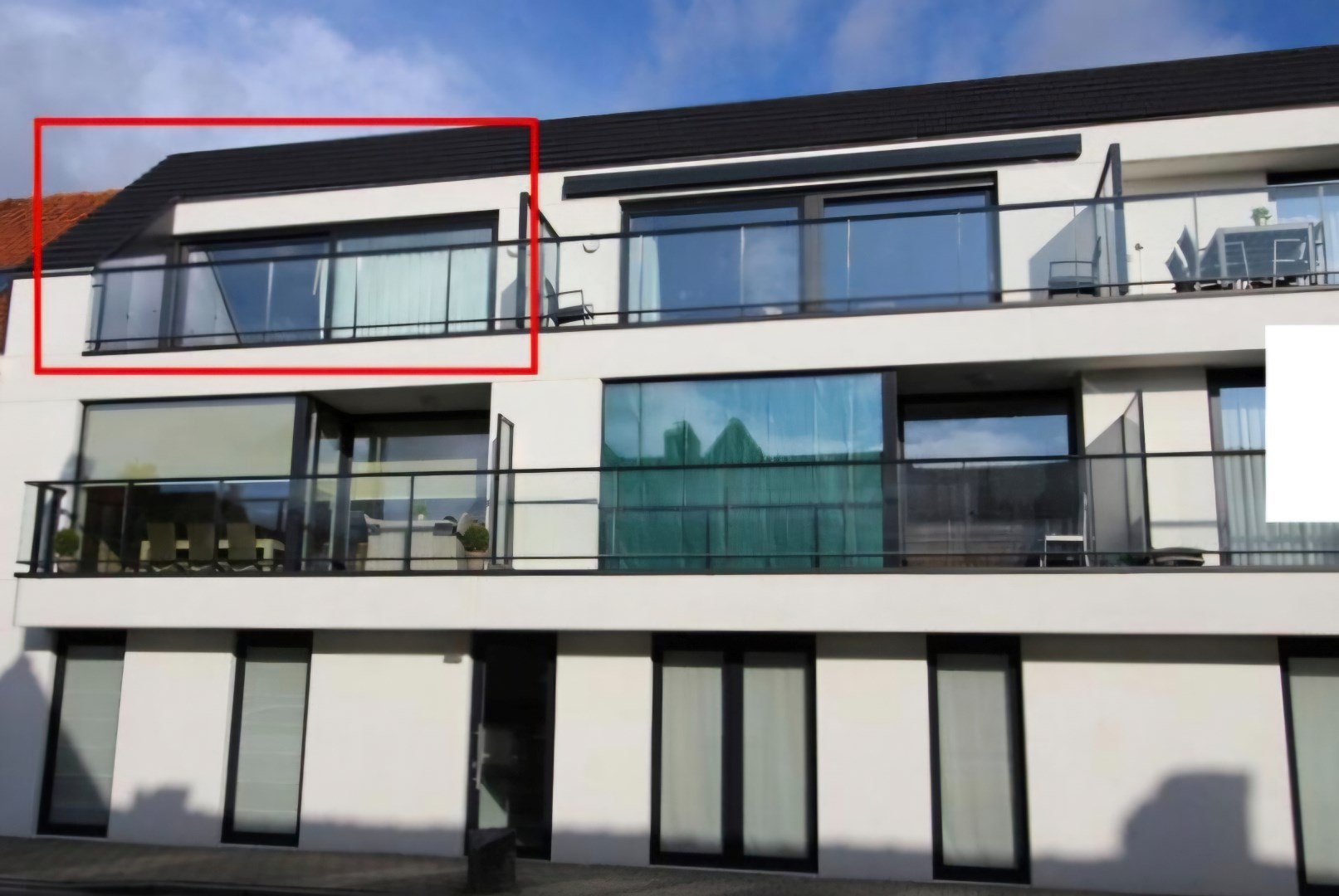 Instapklaar modern 2-slaapkamerappartement met autostaanplaats in hartje Waregem! 