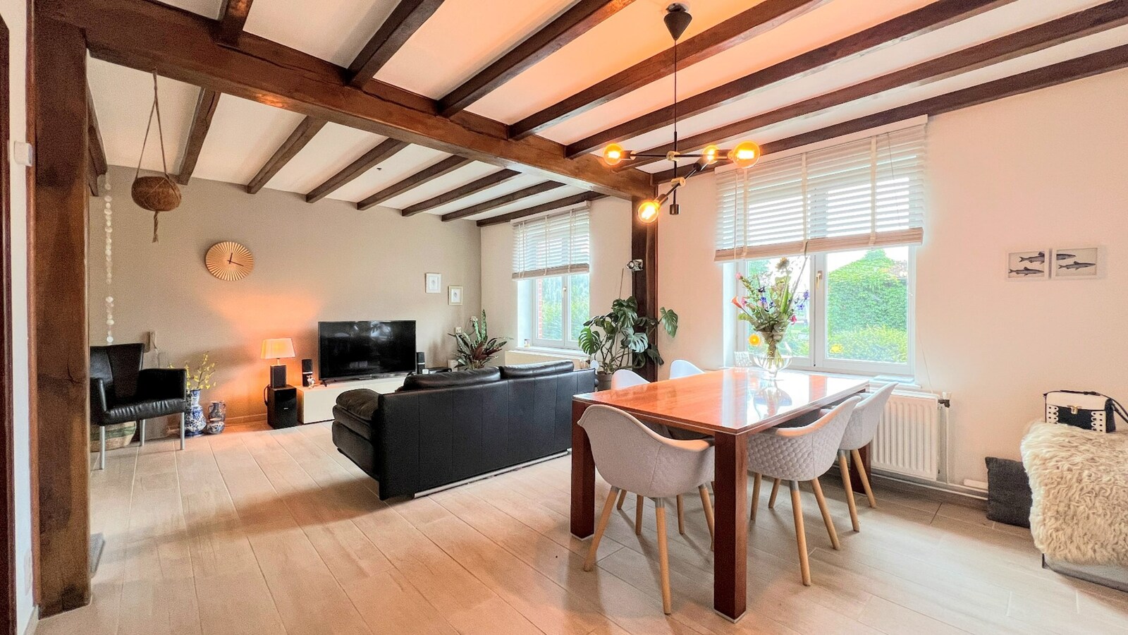 Instapklare woning met grotten en monument op unieke locatie 