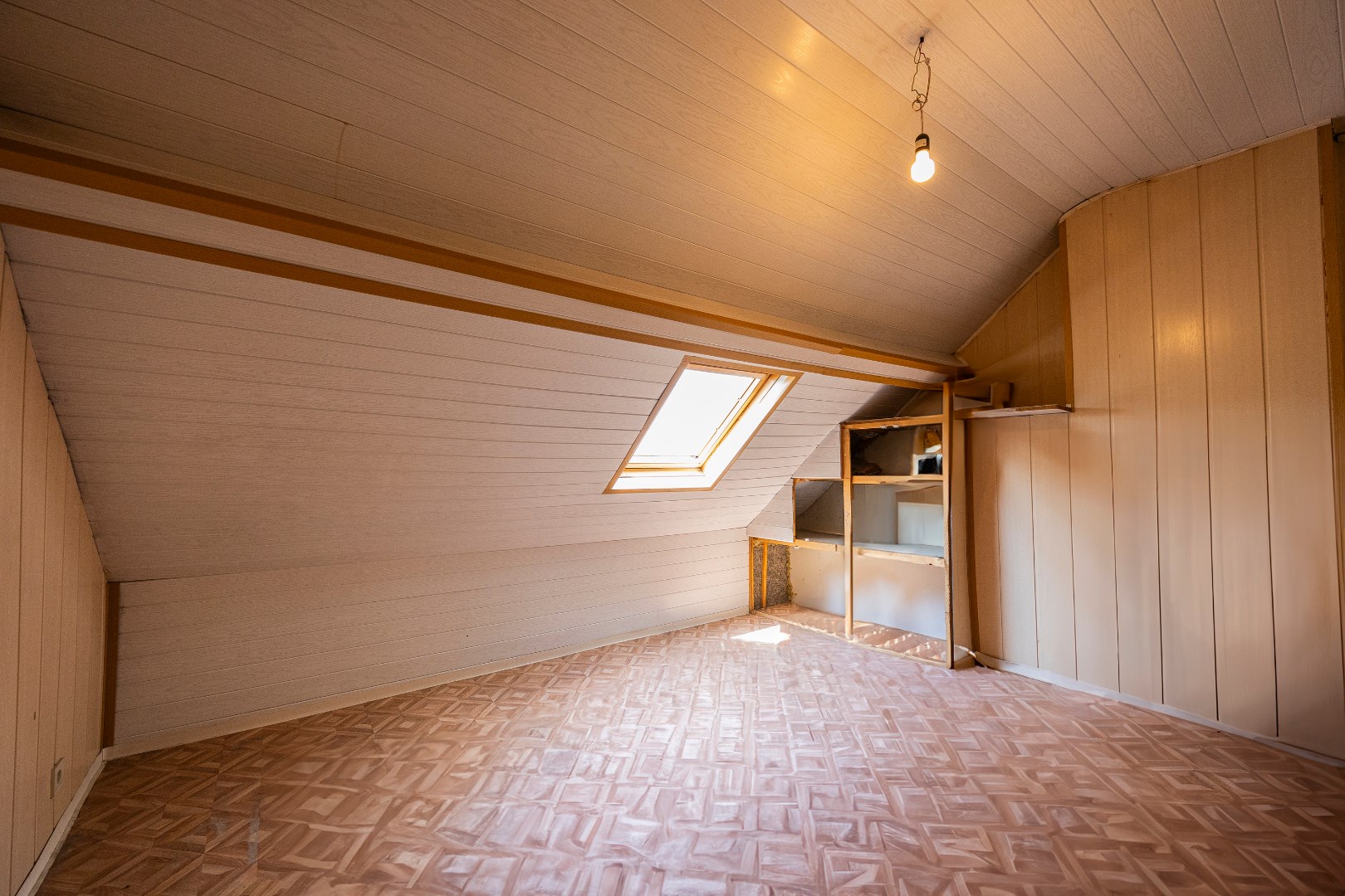 Te renoveren woning met 4 slpks en tuin te Huizingen 