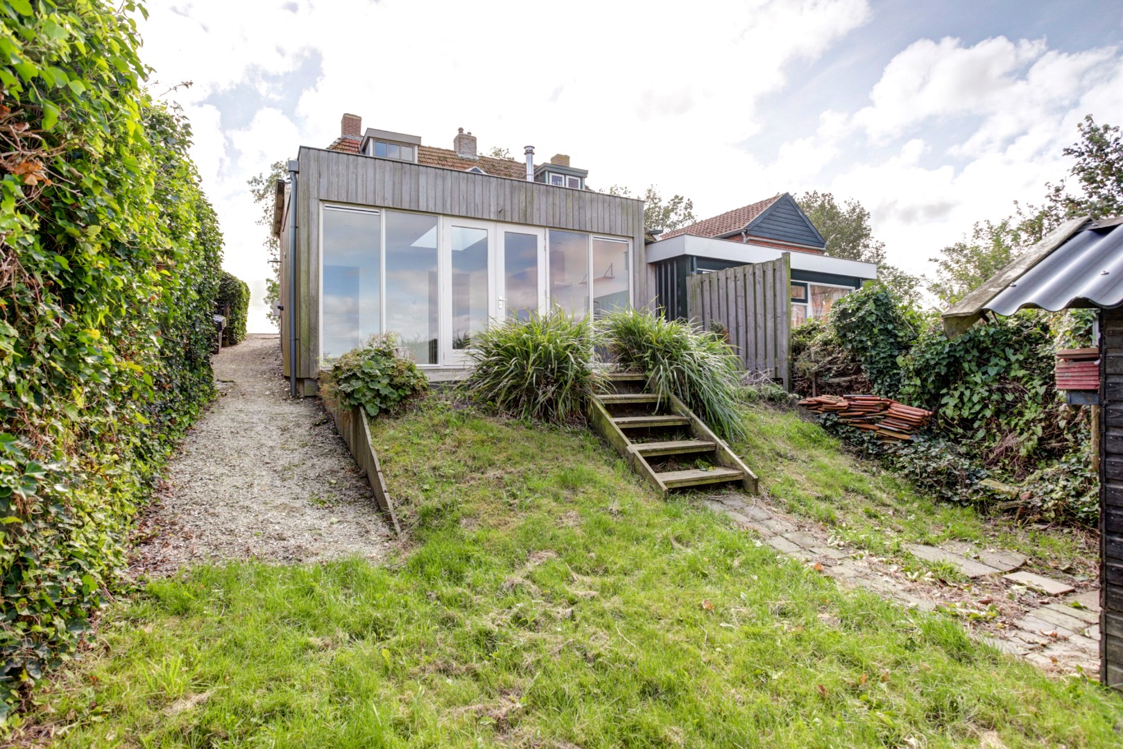 Landelijk wonen in een moderne, instapklare woning met uitzicht op de Friese Waddenzeedijk 