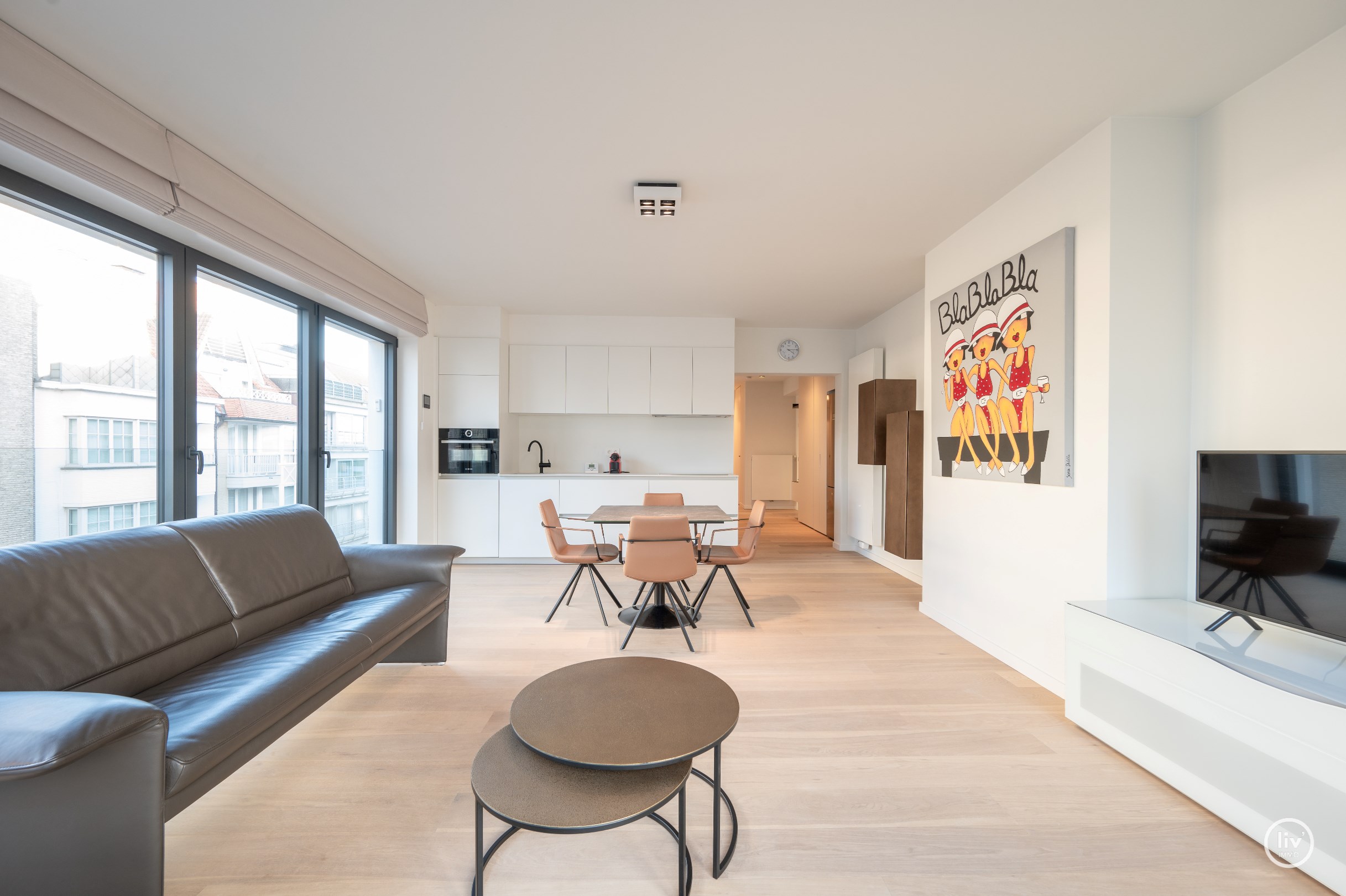 Mooi gerenoveerd HOEKappartement met 3 slaapkamers centraal gelegen op de Lippenslaan te Knokke. 