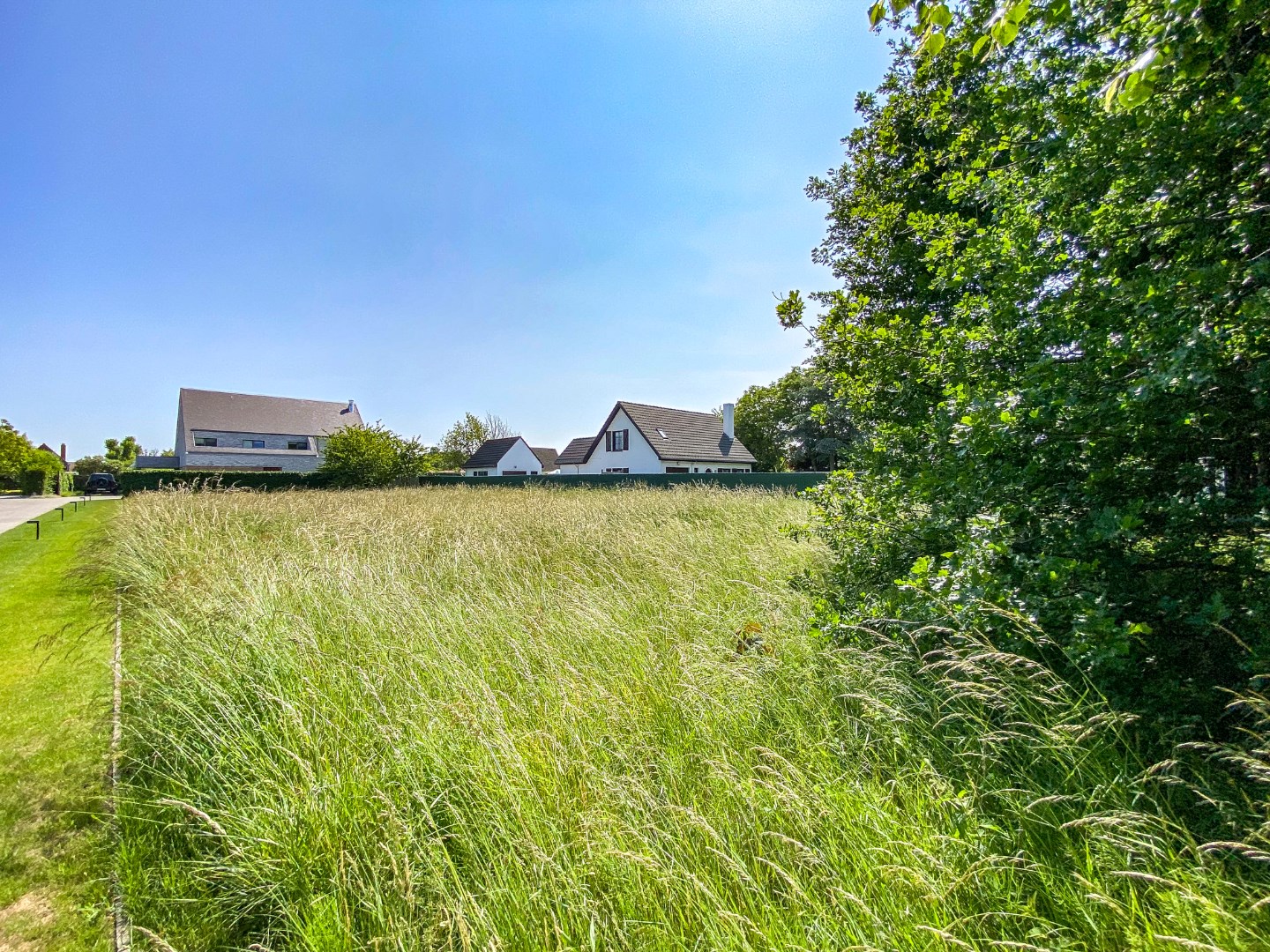Ruim perceel van 1064 m&#178; in residenti&#235;le wijk bestemd voor open bebouwing te Oostduinkerke (Koksijde). 