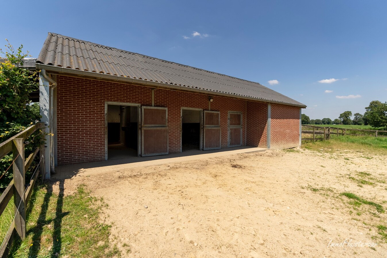 Charmante maison avec des &#233;curies pour chevaux sur environ .. are &#224; Peer. 