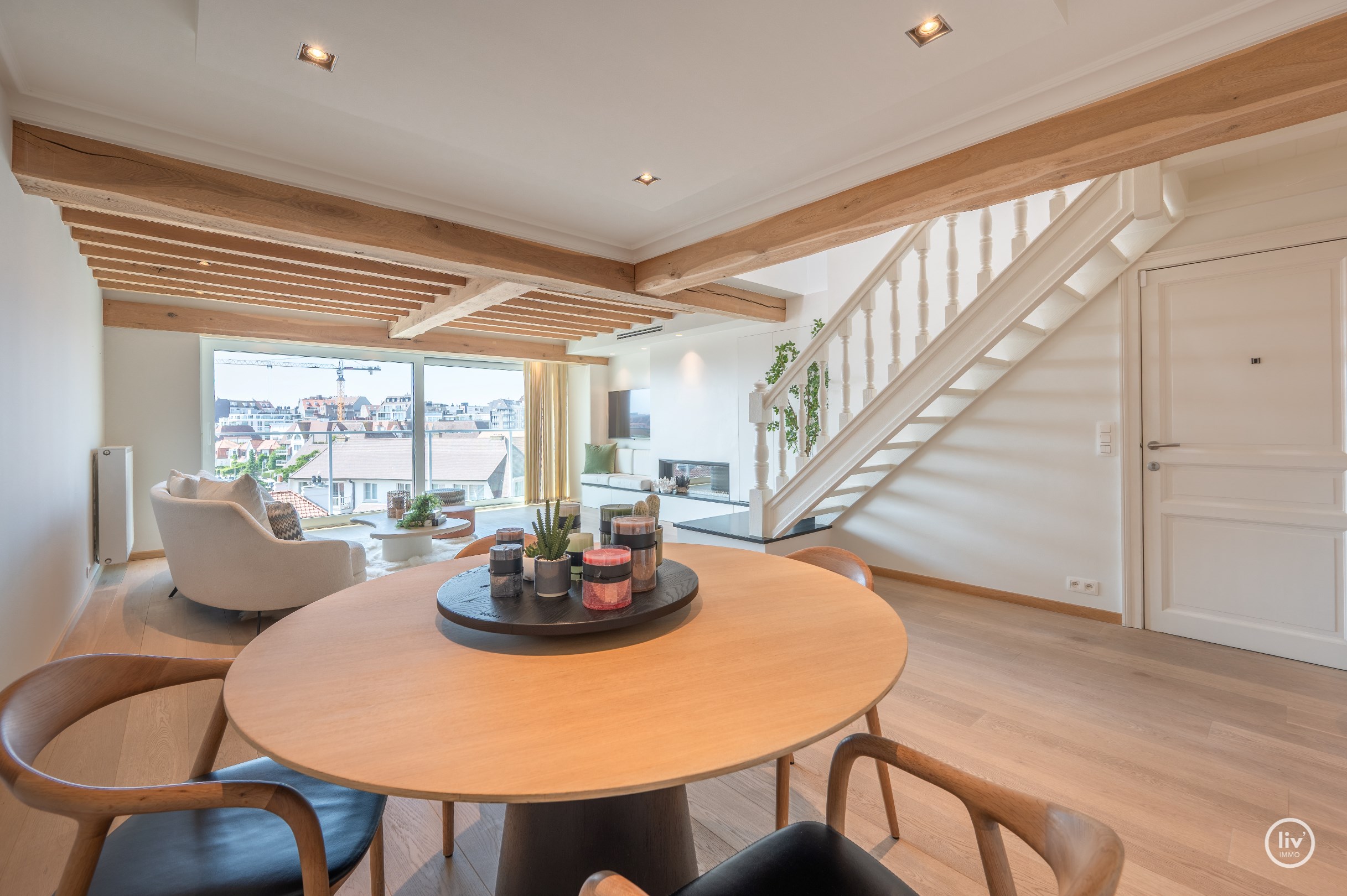 Prachtig instapklaar duplex-appartement met zonnige terrassen genietend van een open zicht en tevens zeezicht (Mogelijkheid tot aankoop van een inpandige garagebox). 