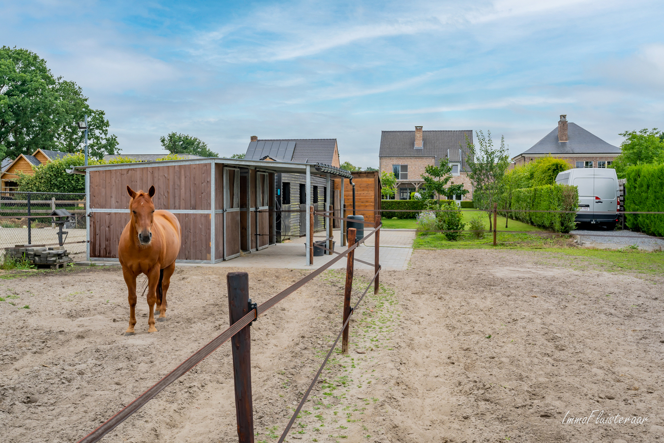 Instapklare villa met paardenstallen en weide op ca. 50 are te Leopoldsburg. 