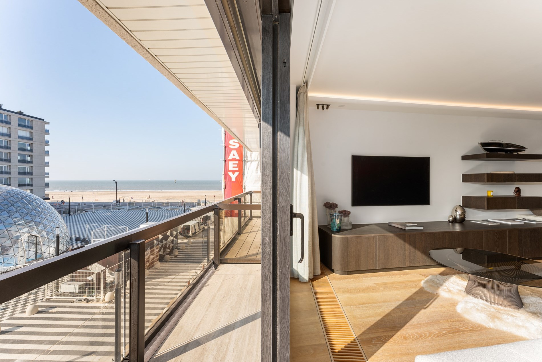 Appartement de luxe avec terrasse ensoleill&#233;e et vue sur la mer situ&#233; sur la place Albert &#224; Knokke. 