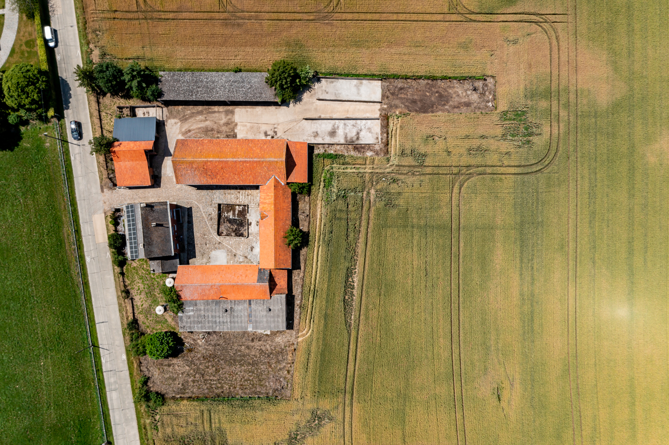 Landelijk gelegen vierkantshoeve op ca. 1ha (uitbreiding met ca. 6ha mogelijk) te Binkom (Lubbeek/Vlaams-Brabant) 