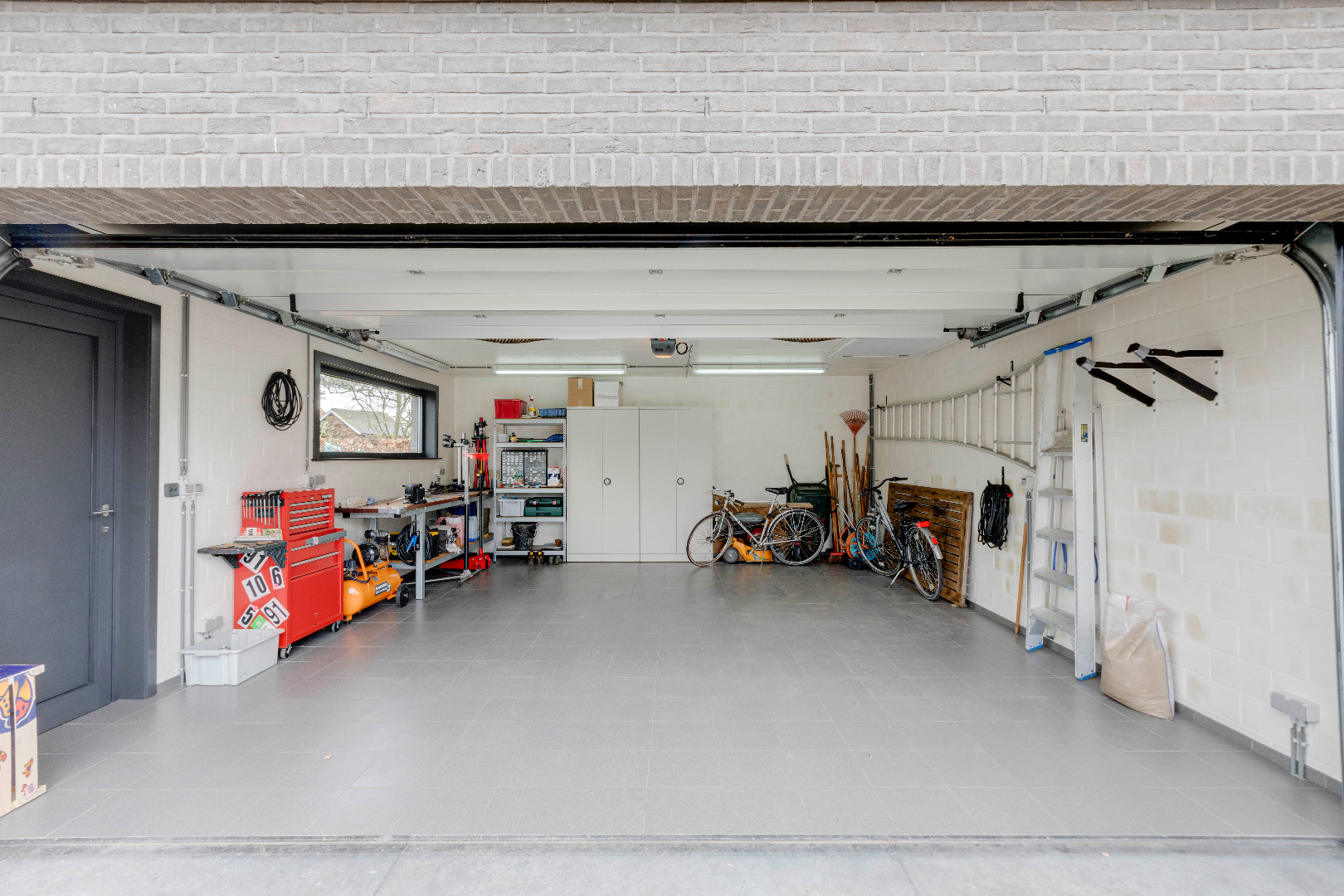 TOPPER : Instapklare HOB te Hansbeke met ruime garage 