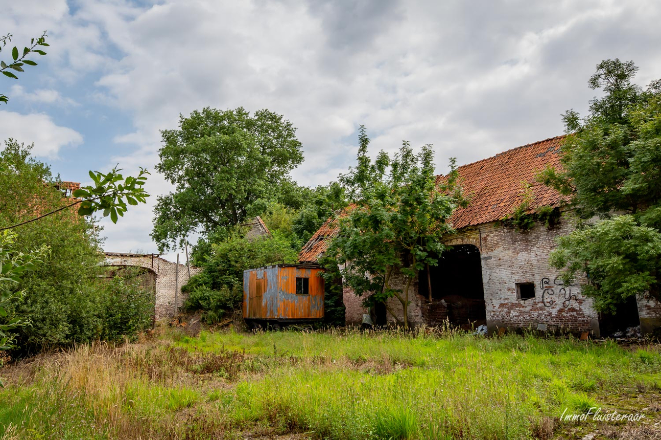 Historische gesloten vierkante hoeve op circa 2ha. 