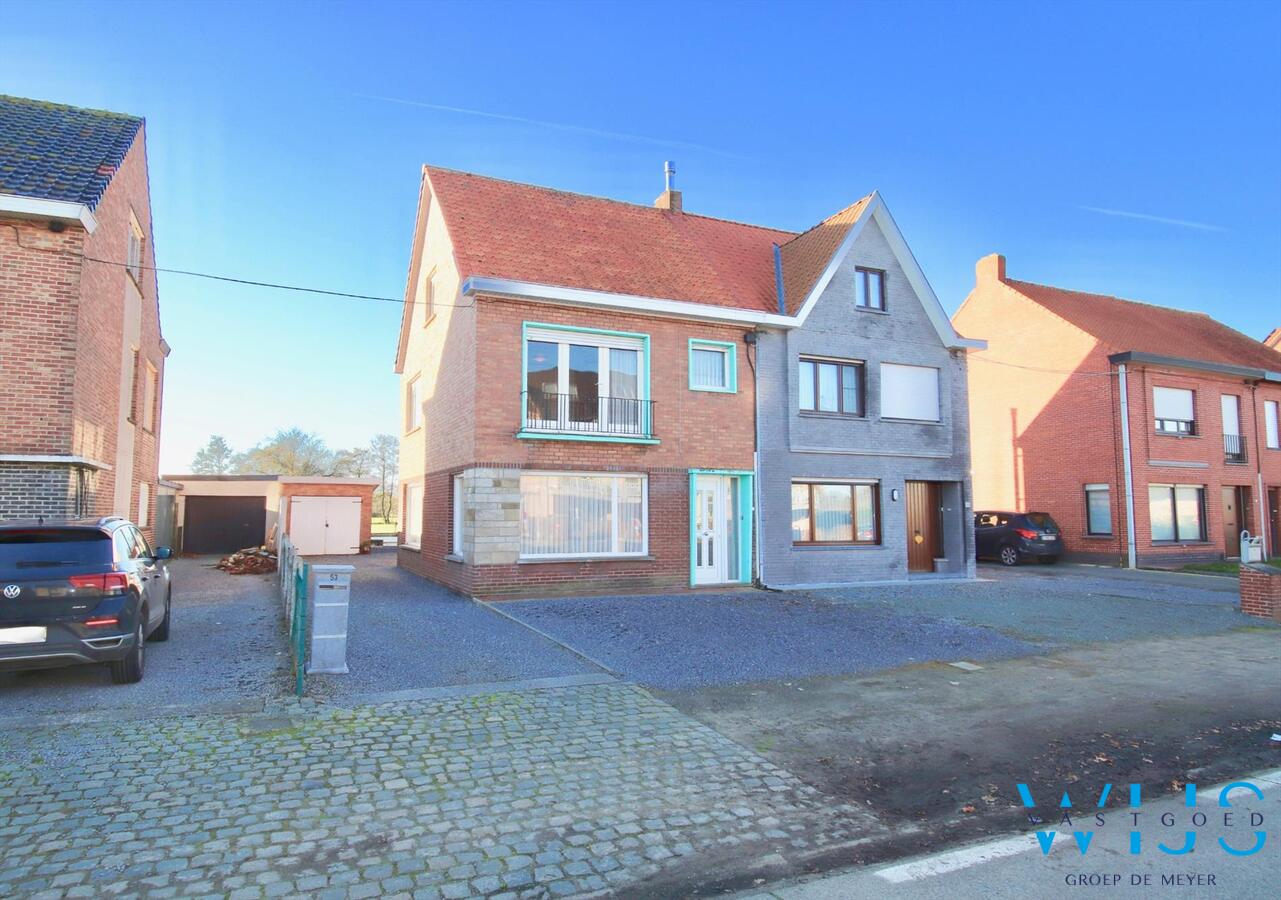Vlot te renoveren gezinswoning met ZWgerichte tuin te Oosteeklo! 
