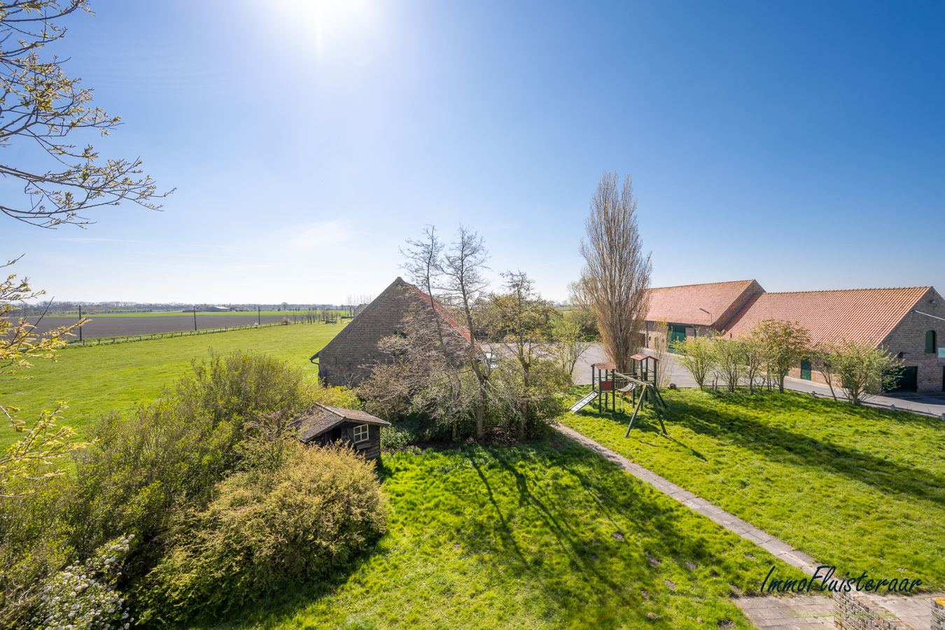 Karakteristieke hoeve met ruime bijgebouwen met tal van mogelijkheden gelegen te Lo-Reninge op 3,5ha. 