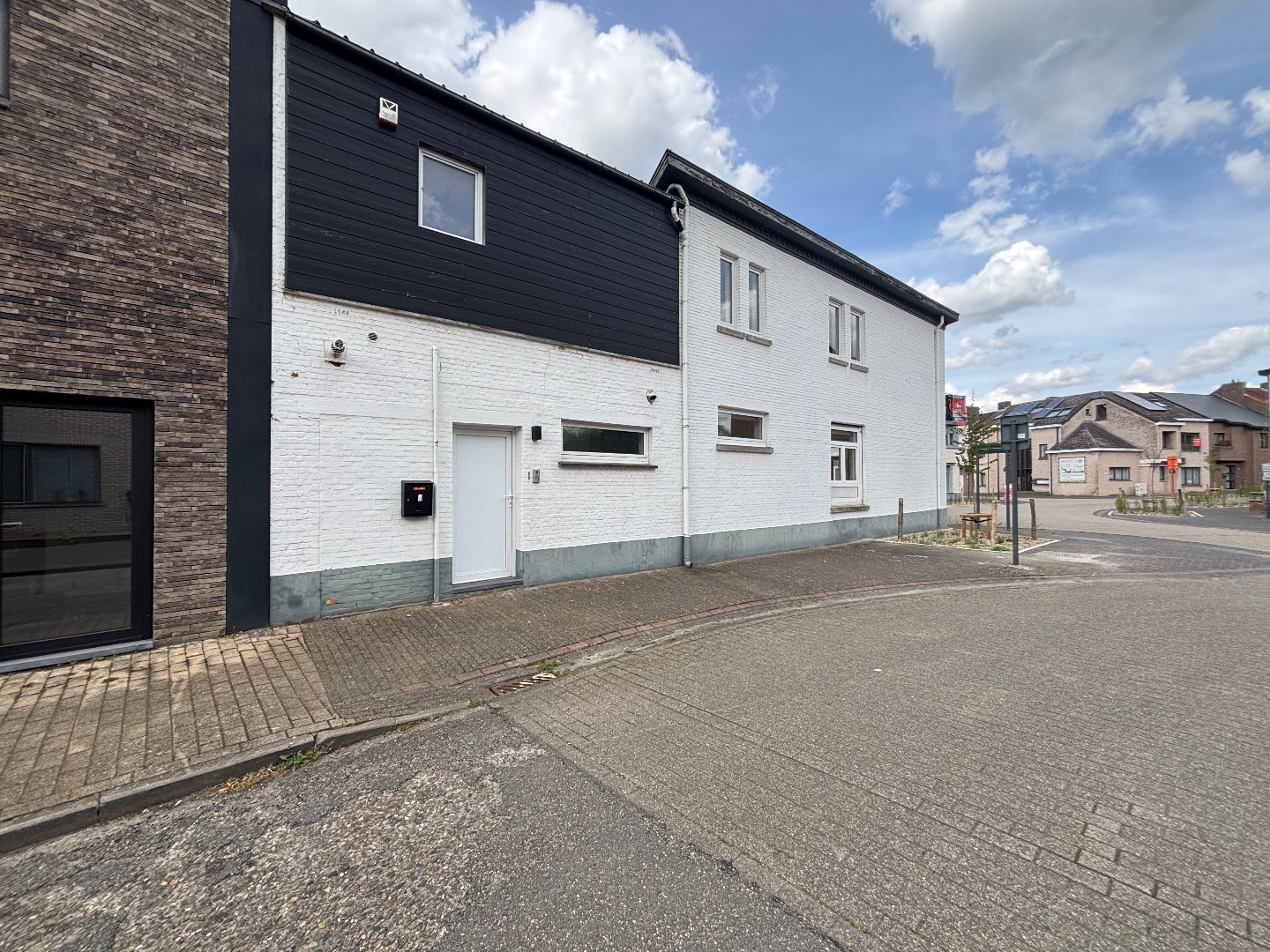 Handelsruimte met bovengelegen 2 slpk. appartement in centrum Beringen 