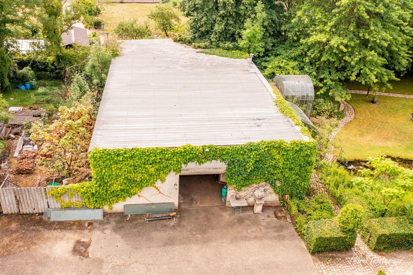 Ruime laagbouwwoning met magazijn, sierserre, aanhorigheden en stallen op ca. 75a te Messelbroek (Scherpenheuvel-Zichem; Vlaams-Brabant) 