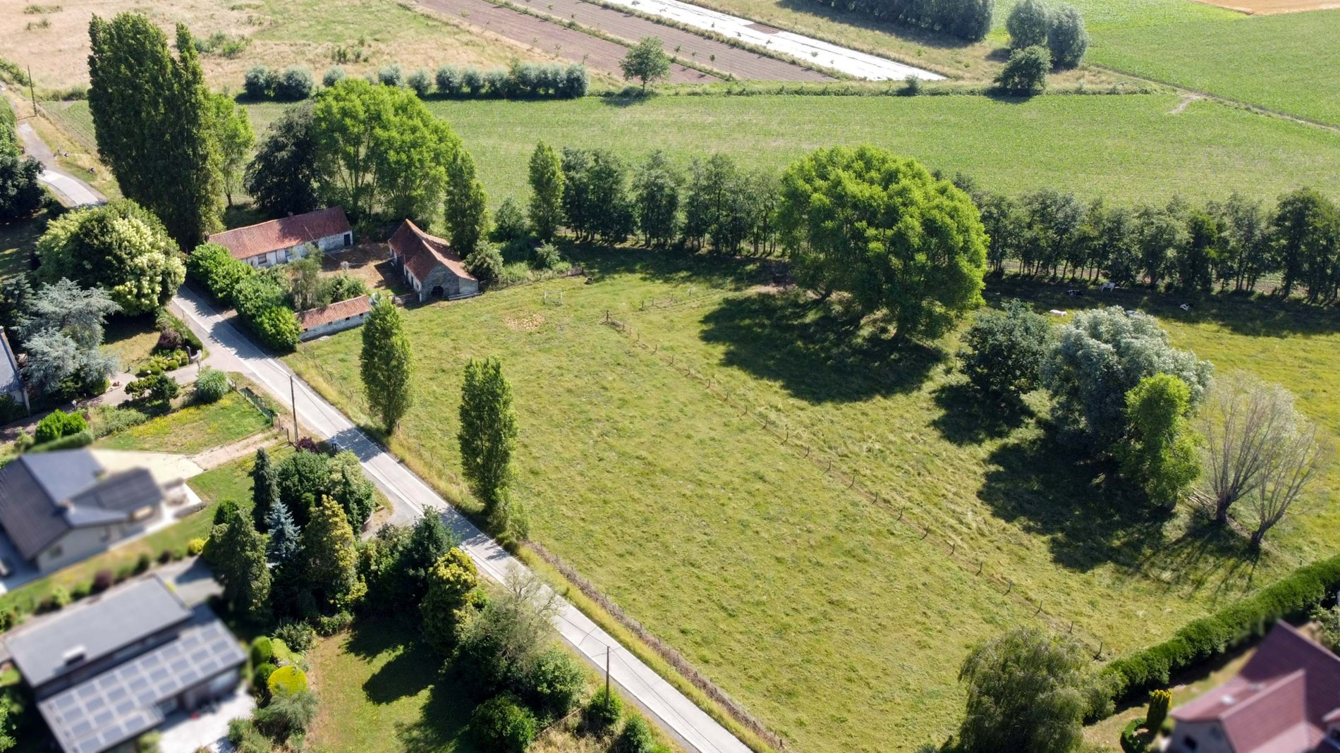 Te renoveren landelijke hoeve op prachtig perceel grond van ca. 2 hectare 