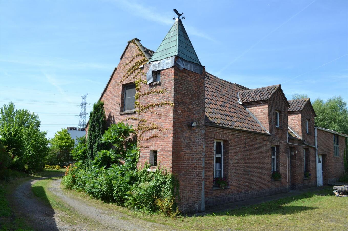 Te renoveren hoeve te Schelle op ca. 1.300M&#178; 