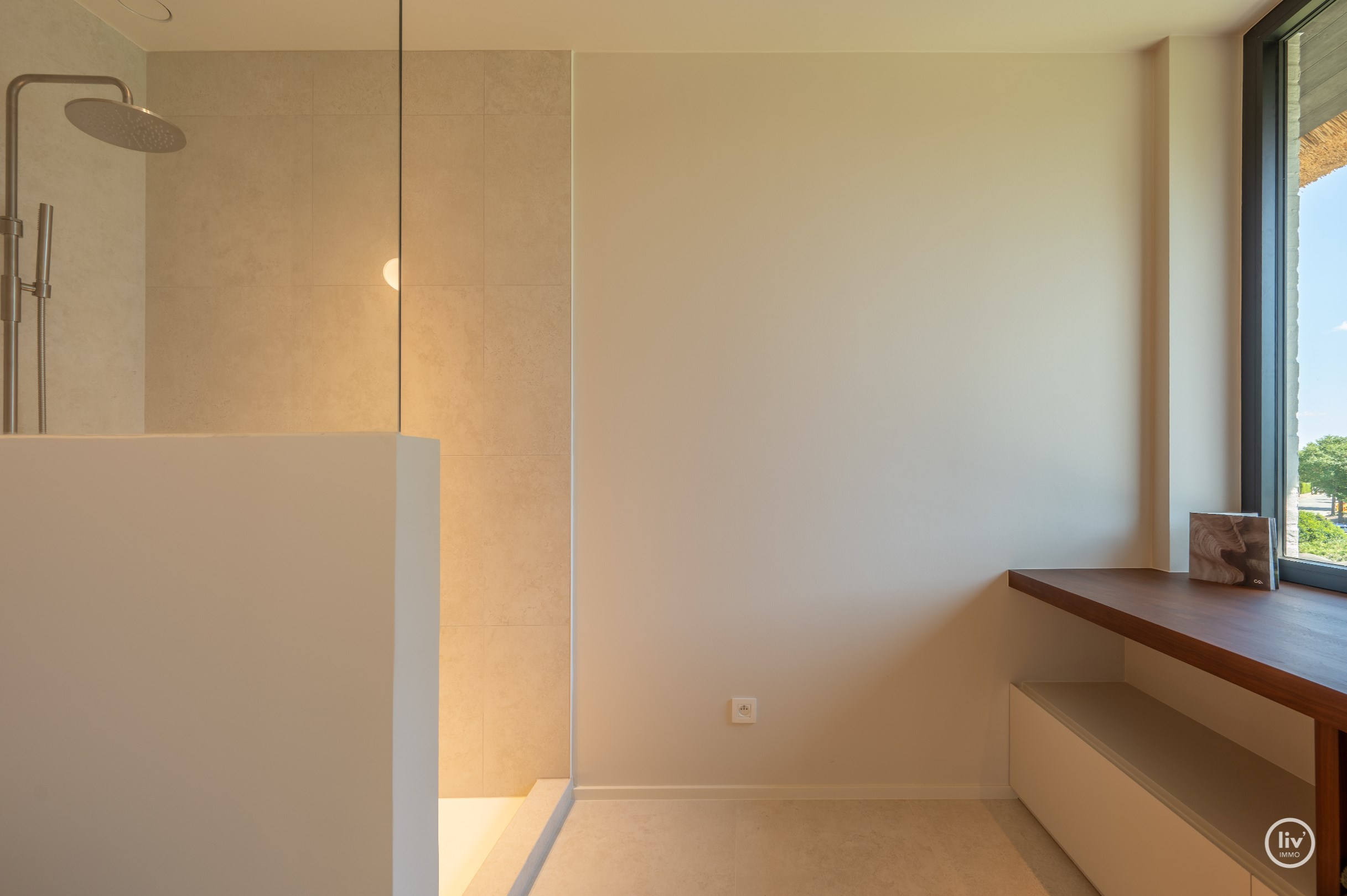 Journ&#233;e portes ouvertes samedi 4/07 de 14h &#224; 16h. Villa neuve exclusive avec piscine et jardin orient&#233; sud sur un grand terrain de 1.071m2. 
