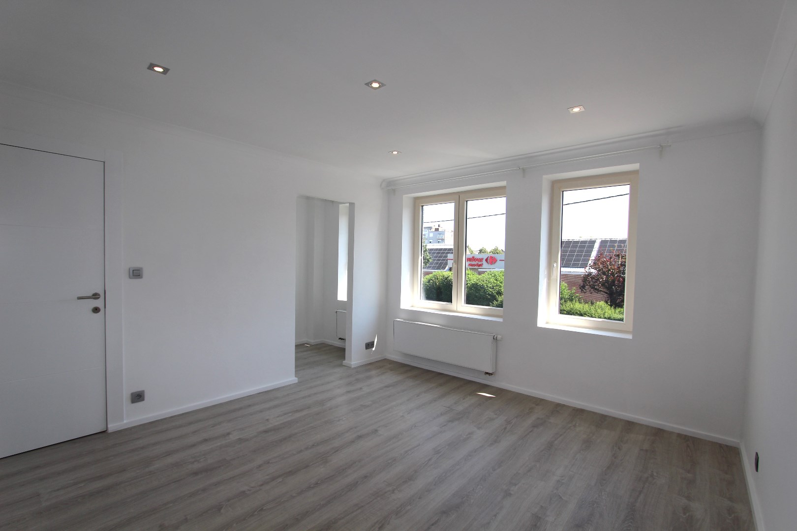 MOOI VERNIEUWDE WONING MET TUIN 