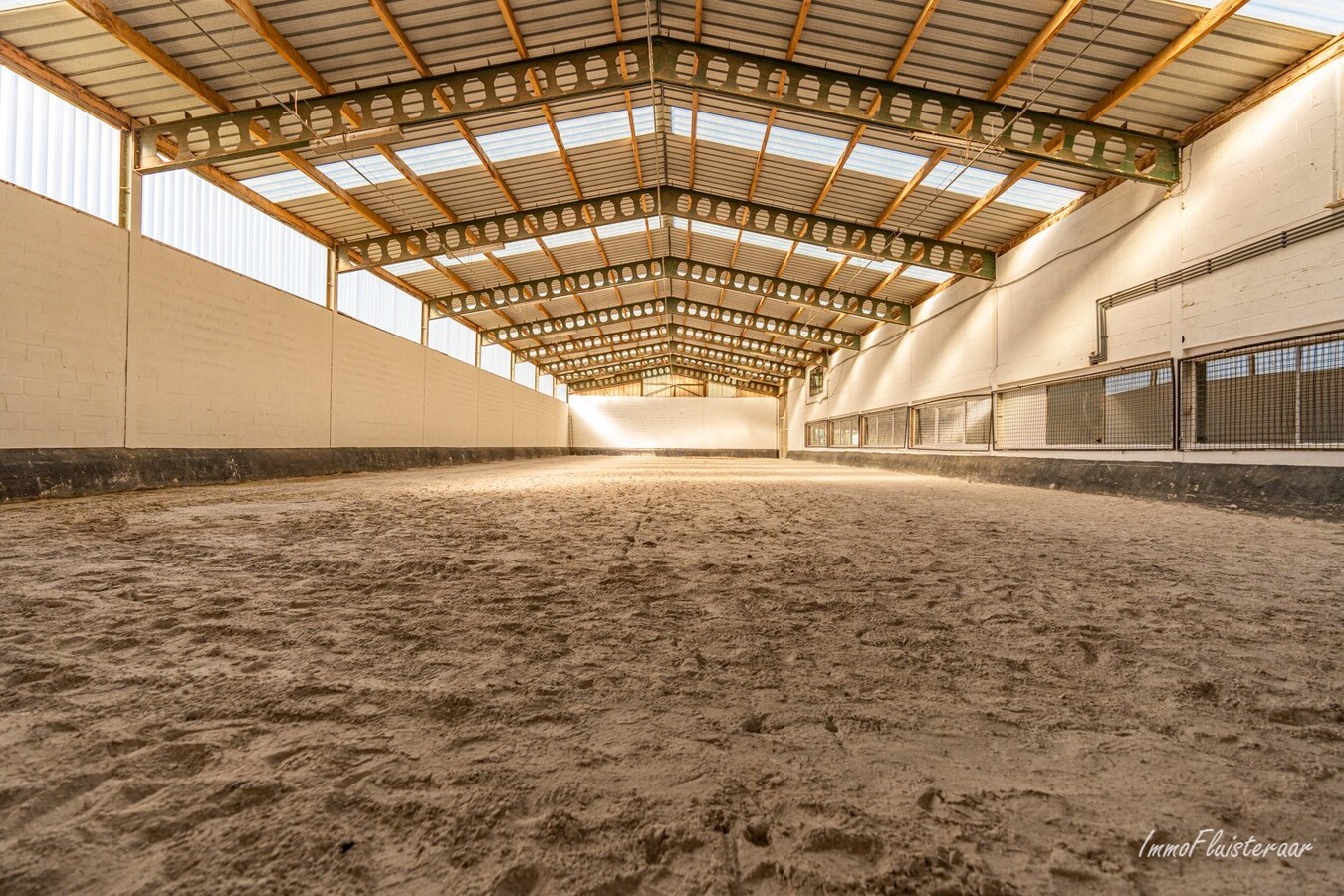 Paardenaccommodatie met binnenpiste op ca. 6ha te Wellen 