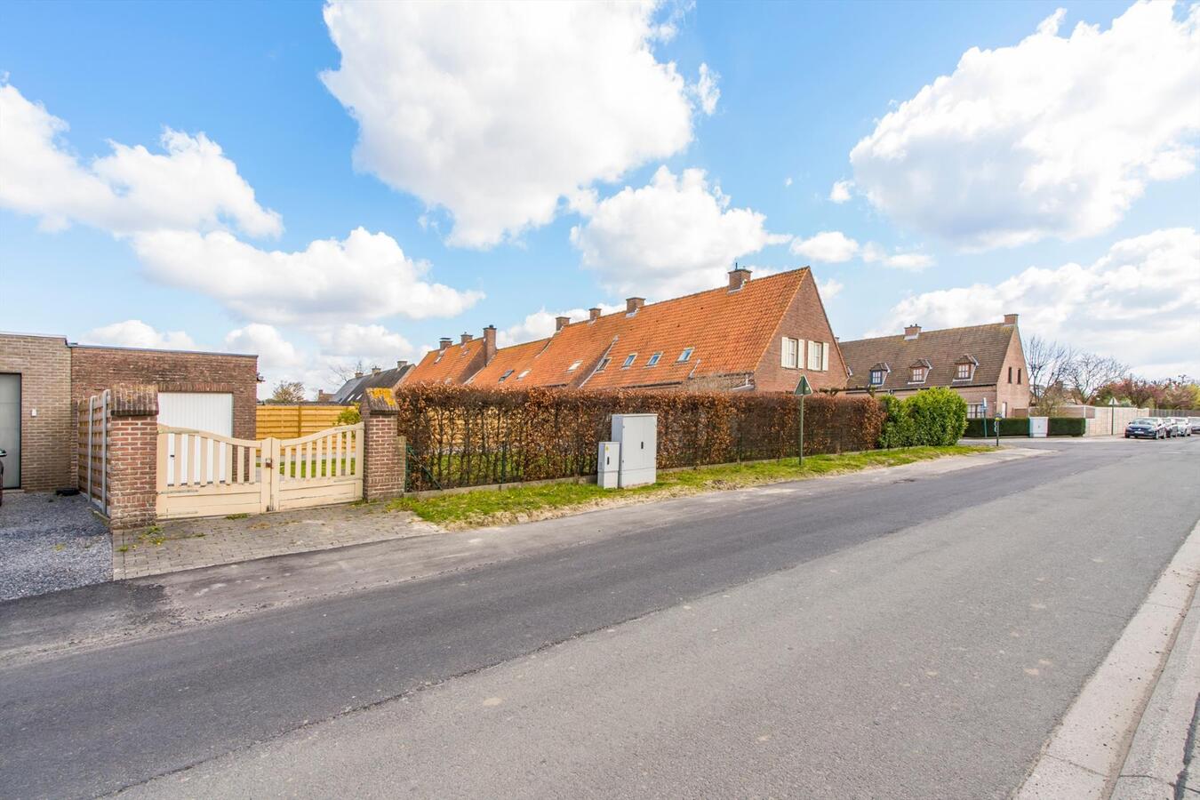 Woning met 3 slaapkamers en 2 garages te Roeselare 