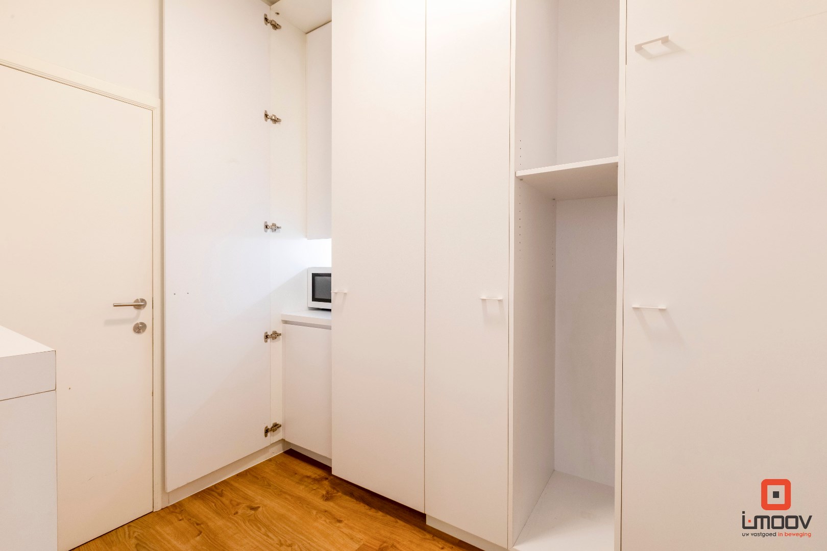 Modern en lichtrijk kantoor op commercieel gunstige locatie 