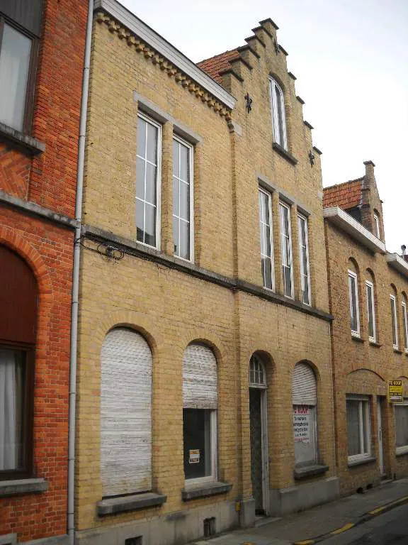 Herenhuis met 6 slaapkamers te Nieuwpoort stad op 375 m² of projectgrond!