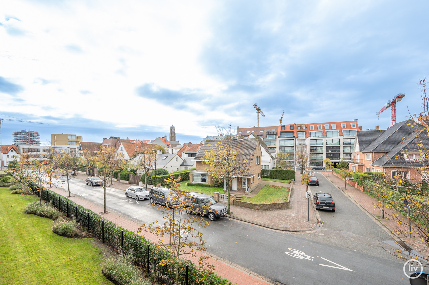 SERVICEFLAT: Lichtrijk 1-slaapkamer appartement nabij de Konings &amp; Lippenslaan in de Residentie Cypres. 