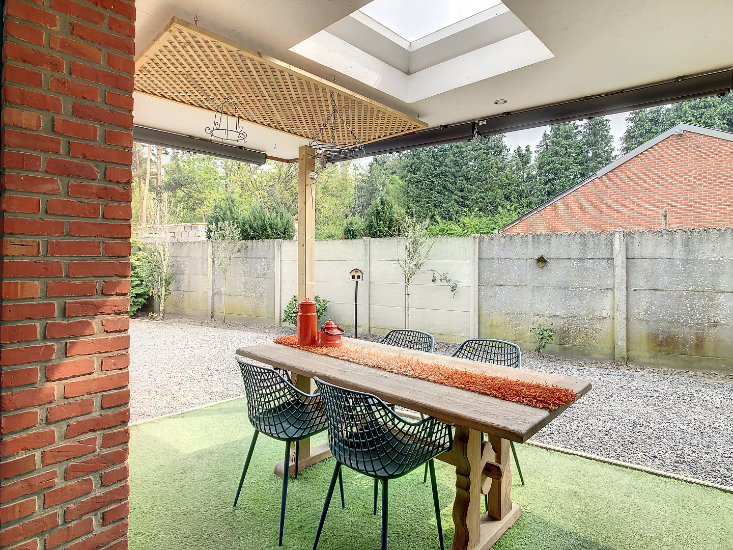 Geheel recent gemoderniseerde bungalow met garage en tuin. 