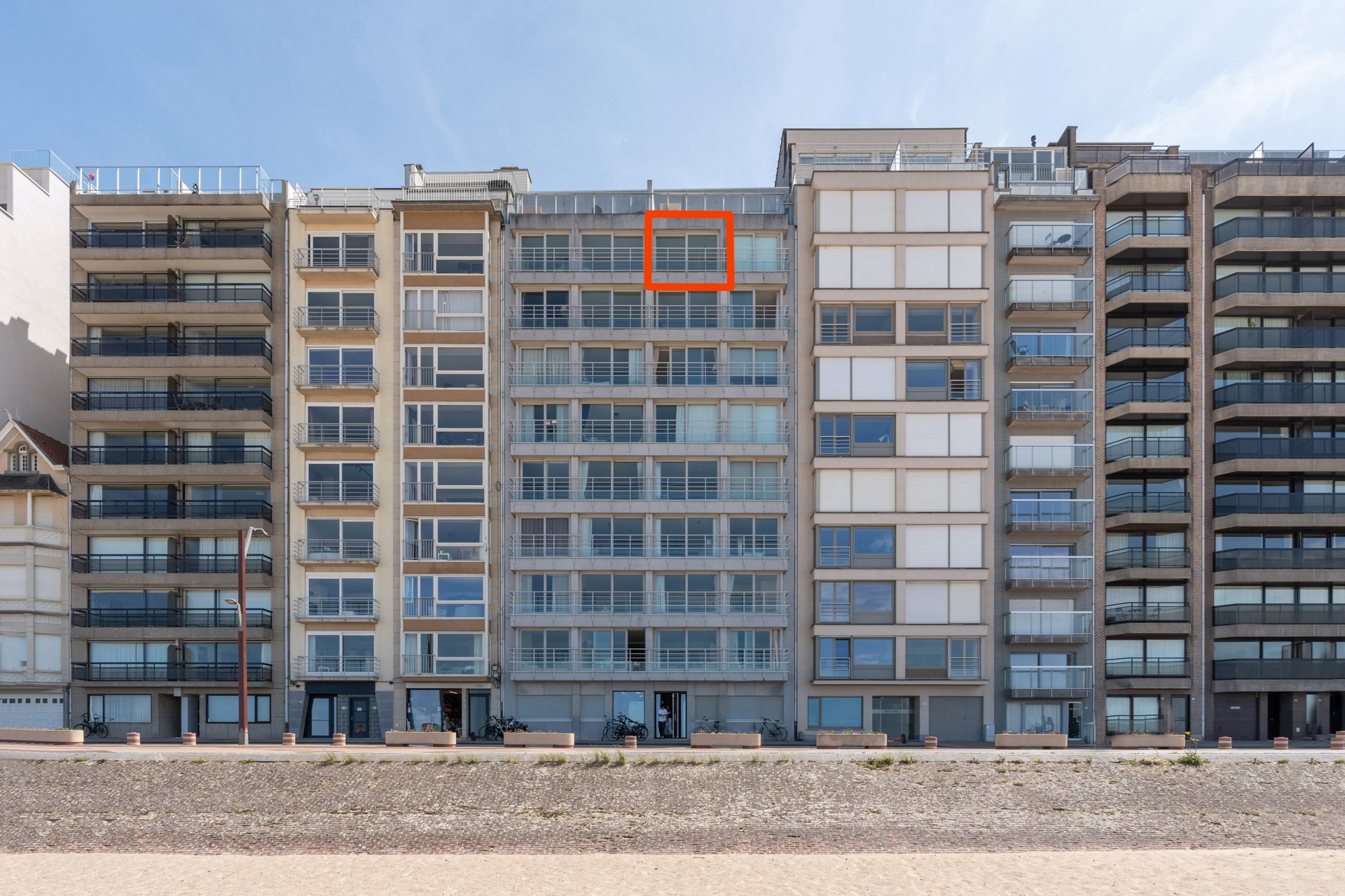 Appartement enti&#232;rement r&#233;nov&#233; b&#233;n&#233;ficiant d&#39;une vue panoramique sur la digue de Duinbergen ! 