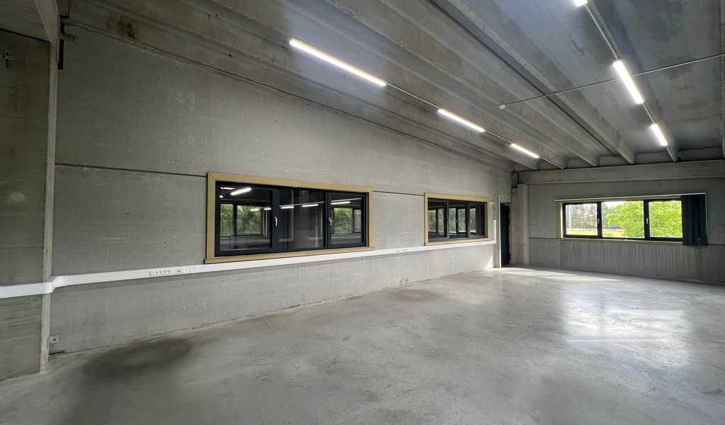 Bedrijfsgebouw met laadkades te koop in Gavere