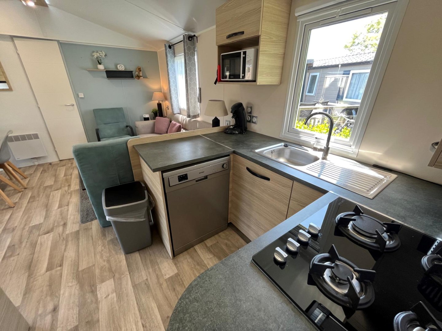 Zeer net, vrijwel nieuw vakantie-chalet (nr. JD12) aan de rand het Vakantiepark In de Bongerd te Oostkapelle, op loopafstand van het gezellige centrum van het dorp en natuurgebied de Manteling met aan 