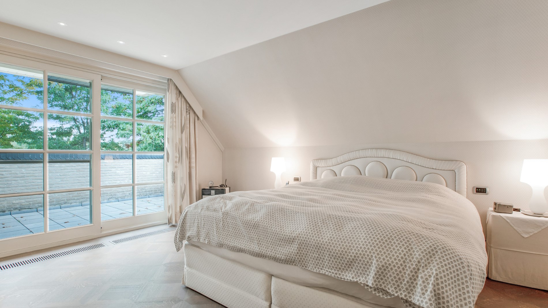 Royale master bedroom met authentieke parketvloer 