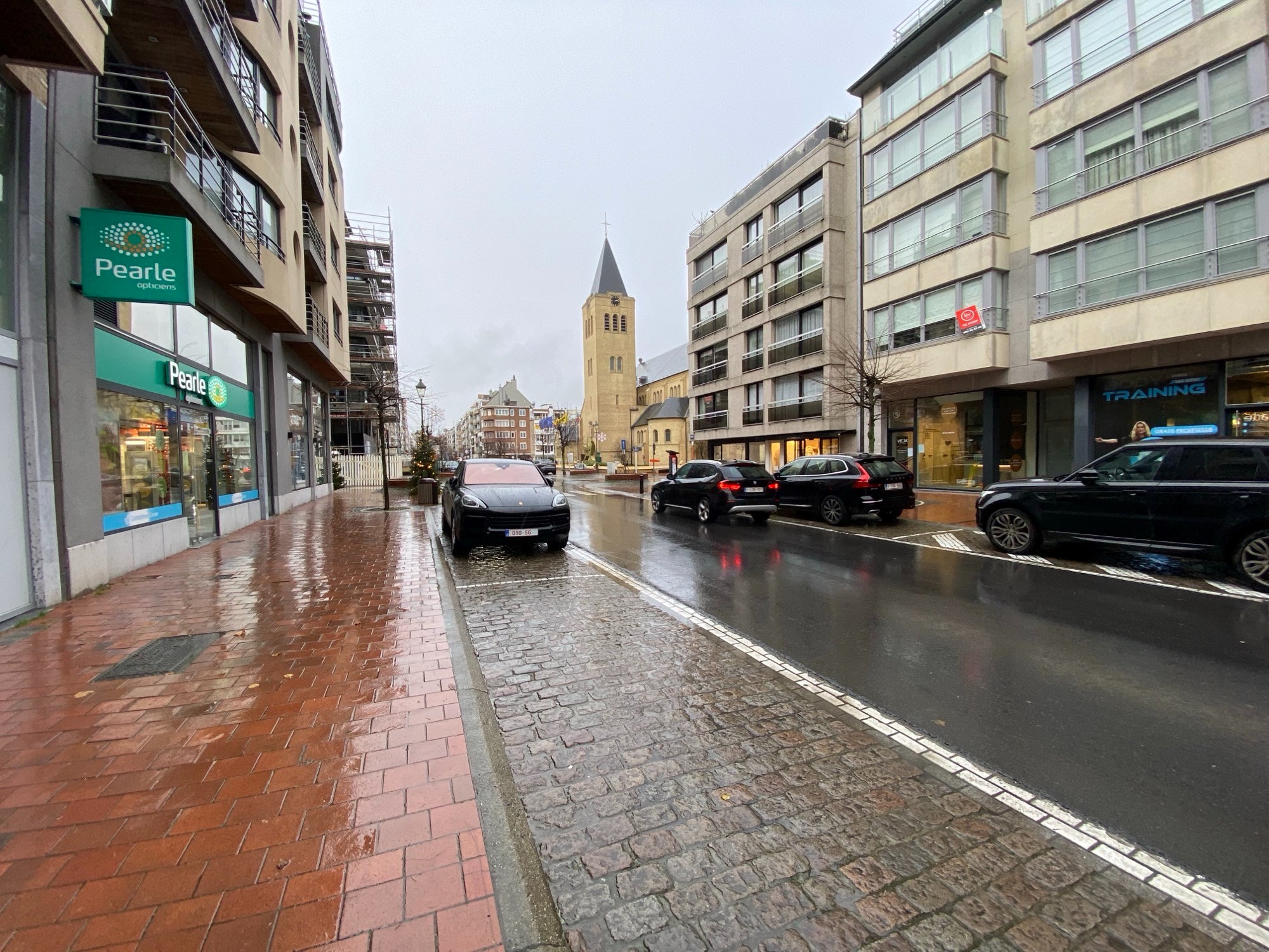 TE HUUR: Centraal gelegen handelsgelijkvloers op wandelafstand van de Lippenslaan. 